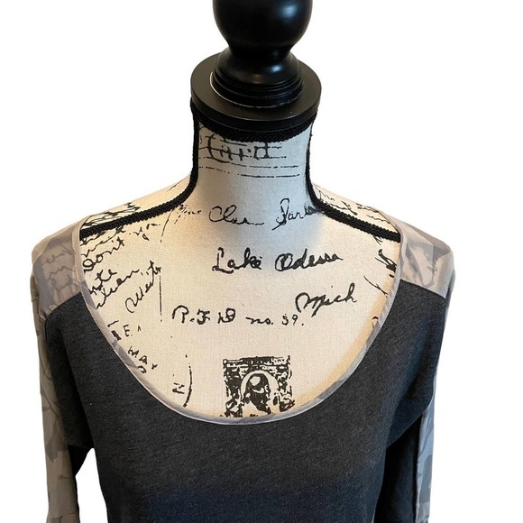 VS Victoria's Secret Tunic Sweatshirt Gray Medium Scoop Neck 3/4 Sleeve Camo - Picture 2 of 8